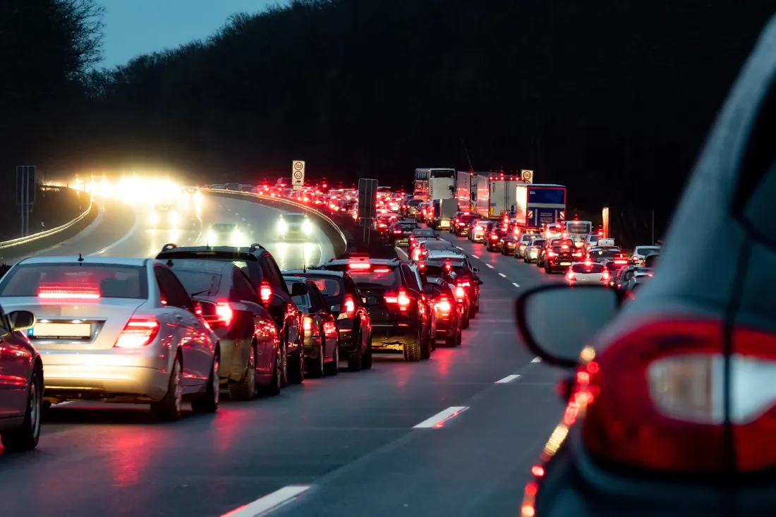 Stau auf eine Autobahn in der Nacht. Bremslichter der Autos von Hinten gesehen.